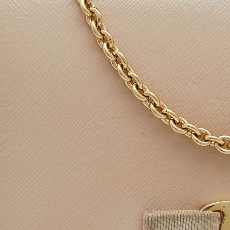 مملوكة مسبقًا Salvatore Ferragamo Beige Patent Leather Vara Bow Chain Shoulder Bag