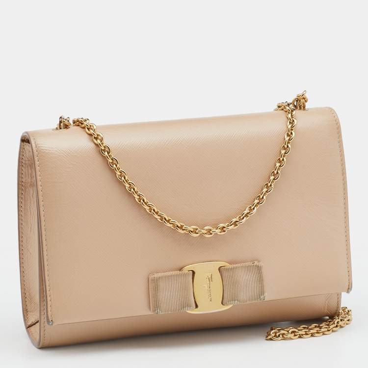مملوكة مسبقًا Salvatore Ferragamo Beige Patent Leather Vara Bow Chain Shoulder Bag