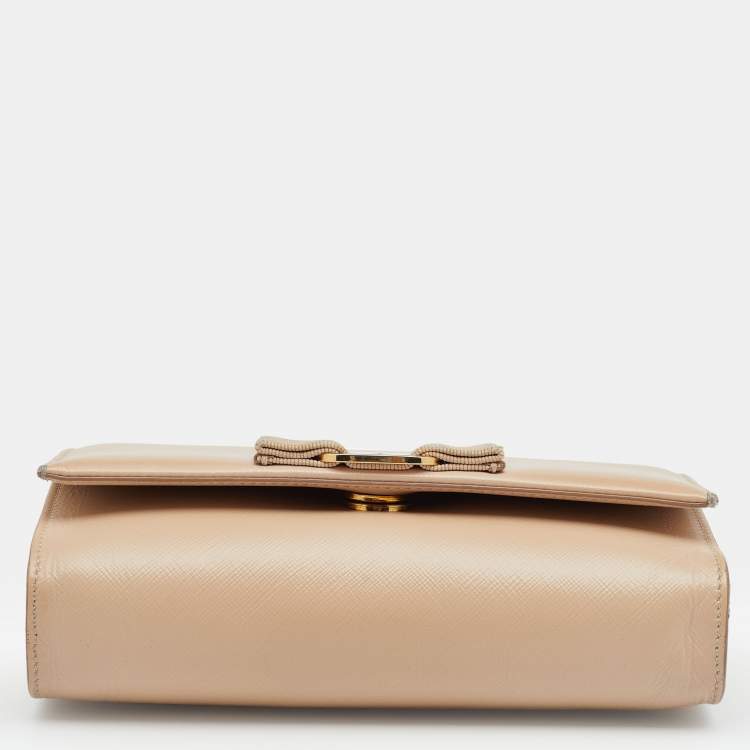 مملوكة مسبقًا Salvatore Ferragamo Beige Patent Leather Vara Bow Chain Shoulder Bag