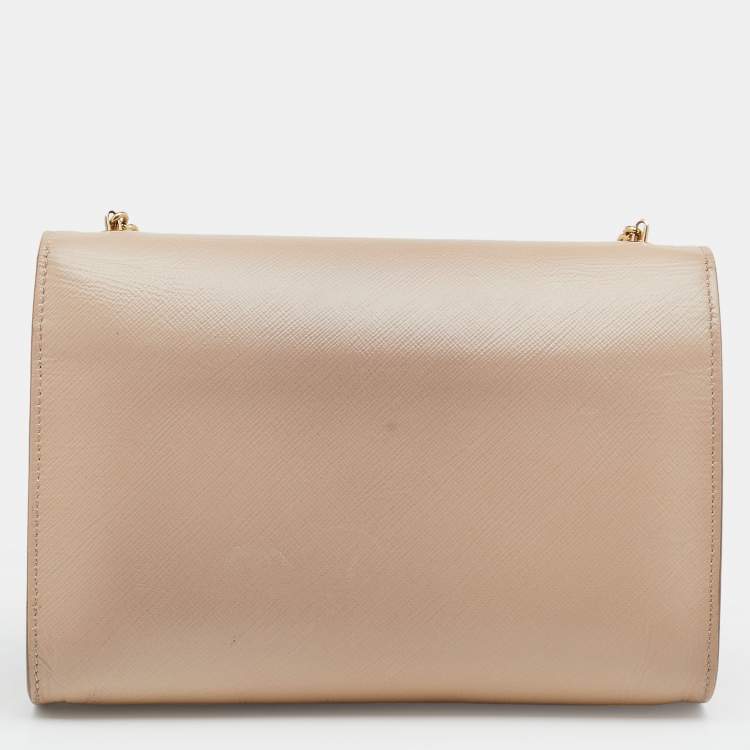 مملوكة مسبقًا Salvatore Ferragamo Beige Patent Leather Vara Bow Chain Shoulder Bag