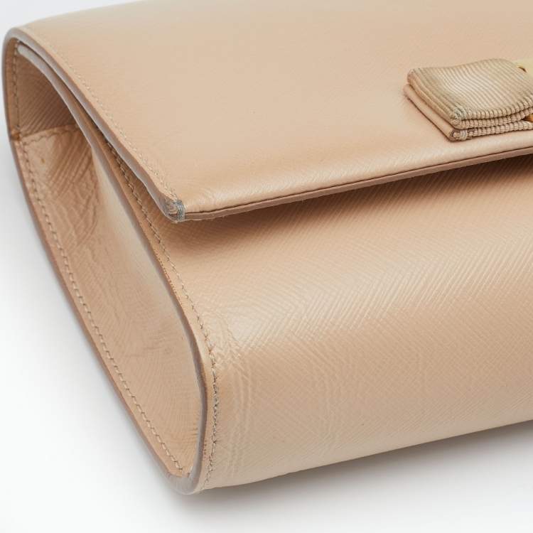 مملوكة مسبقًا Salvatore Ferragamo Beige Patent Leather Vara Bow Chain Shoulder Bag