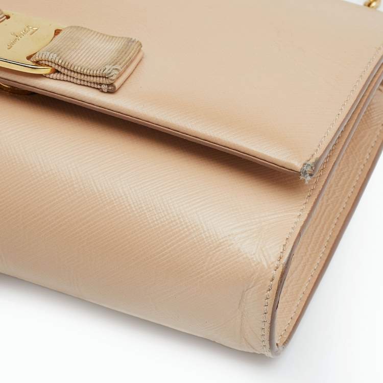 مملوكة مسبقًا Salvatore Ferragamo Beige Patent Leather Vara Bow Chain Shoulder Bag