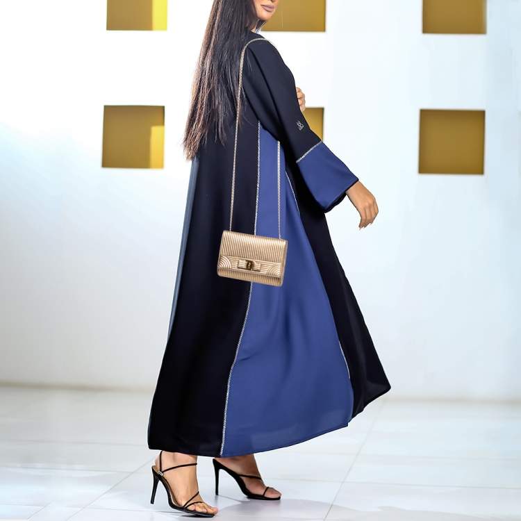 مملوكة مسبقًا Salvatore Ferragamo Metallic Gold Leather Vara Bow Chain Clutch