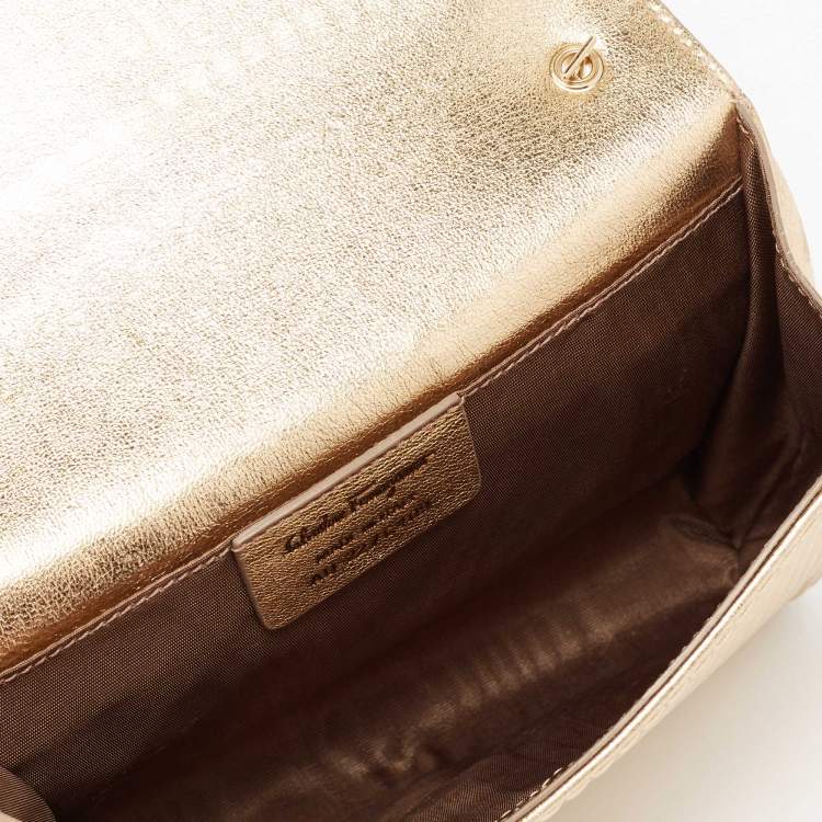 مملوكة مسبقًا Salvatore Ferragamo Metallic Gold Leather Vara Bow Chain Clutch