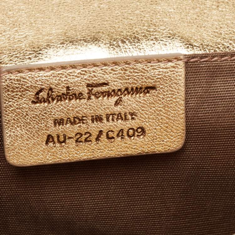 مملوكة مسبقًا Salvatore Ferragamo Metallic Gold Leather Vara Bow Chain Clutch