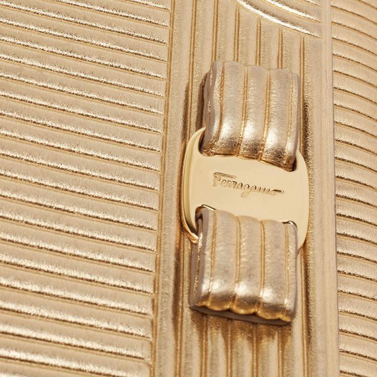 مملوكة مسبقًا Salvatore Ferragamo Metallic Gold Leather Vara Bow Chain Clutch