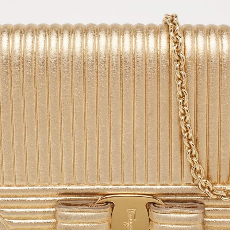 مملوكة مسبقًا Salvatore Ferragamo Metallic Gold Leather Vara Bow Chain Clutch