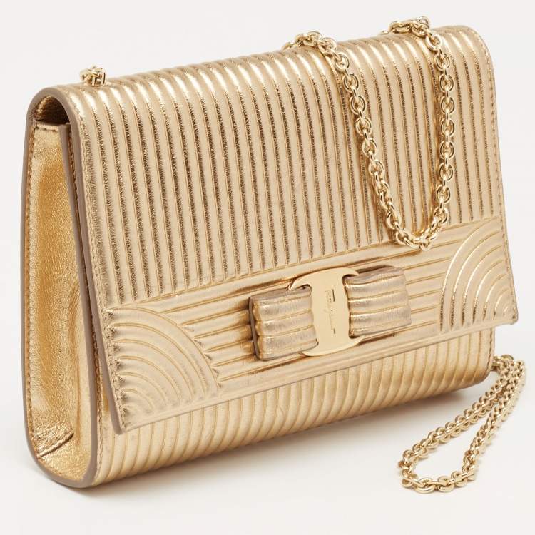 مملوكة مسبقًا Salvatore Ferragamo Metallic Gold Leather Vara Bow Chain Clutch