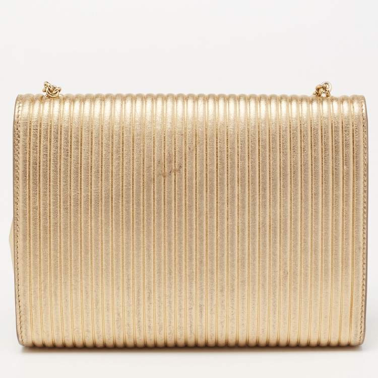 مملوكة مسبقًا Salvatore Ferragamo Metallic Gold Leather Vara Bow Chain Clutch