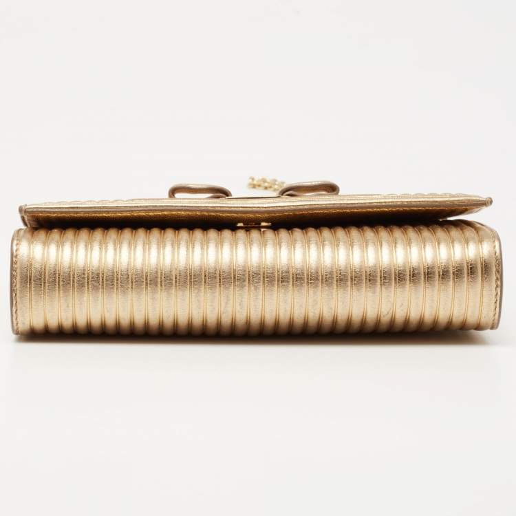 مملوكة مسبقًا Salvatore Ferragamo Metallic Gold Leather Vara Bow Chain Clutch