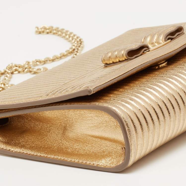مملوكة مسبقًا Salvatore Ferragamo Metallic Gold Leather Vara Bow Chain Clutch