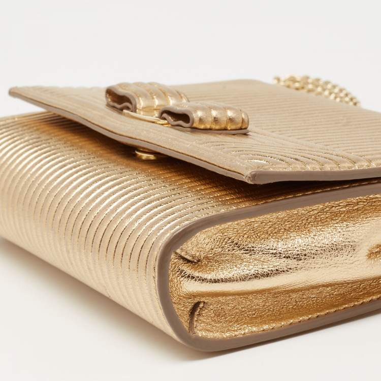 مملوكة مسبقًا Salvatore Ferragamo Metallic Gold Leather Vara Bow Chain Clutch