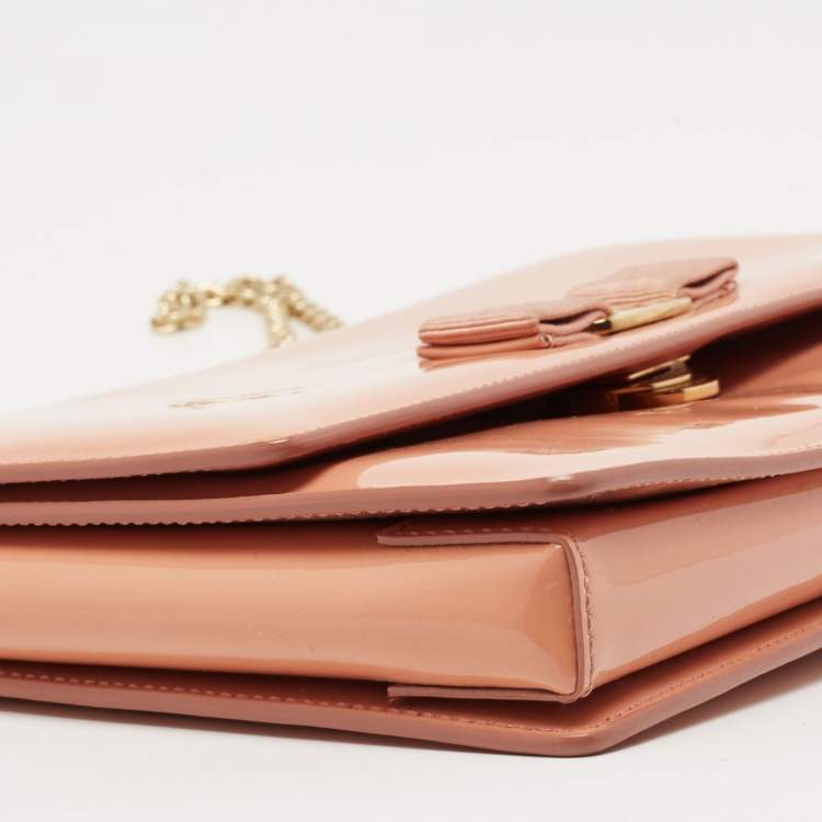 مملوكة مسبقًا Salvatore Ferragamo Peach Patent Leather Miss Vara Shoulder Bag