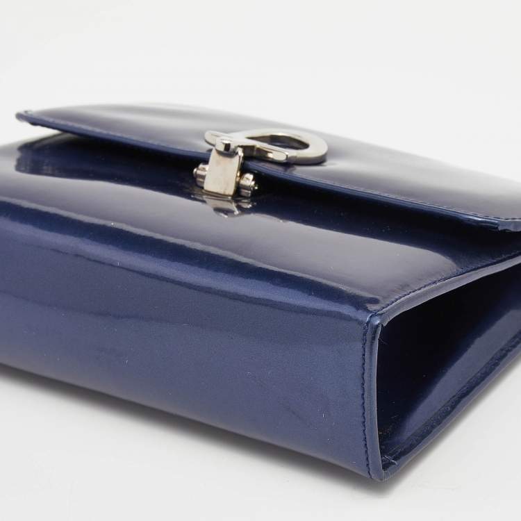 مملوكة مسبقًا Salvatore Ferragamo Navy Blue Patent Leather Gancini Lock Flap Clutch