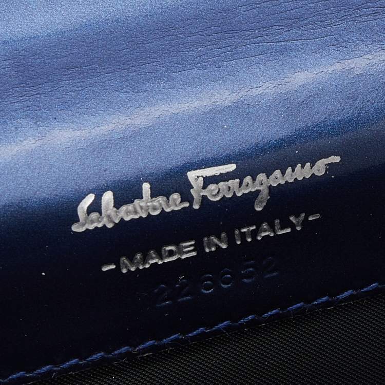 مملوكة مسبقًا Salvatore Ferragamo Navy Blue Patent Leather Gancini Lock Flap Clutch