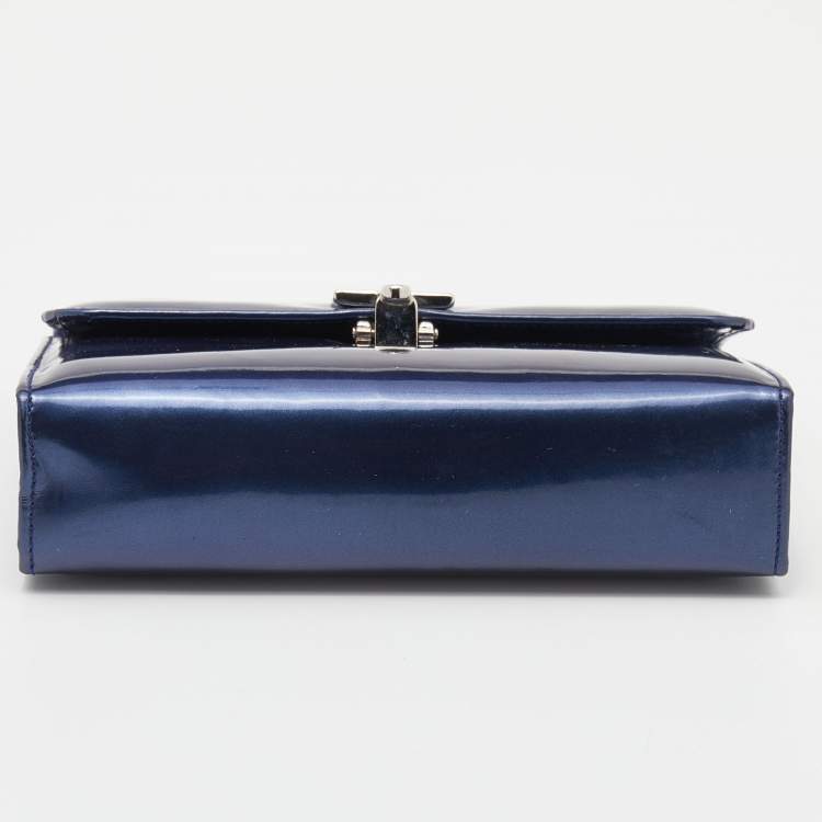 مملوكة مسبقًا Salvatore Ferragamo Navy Blue Patent Leather Gancini Lock Flap Clutch