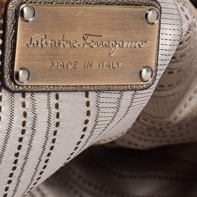 مملوكة مسبقًا Salvatore Ferragamo Metallic Bronze Leather Vara Gathered Clutch