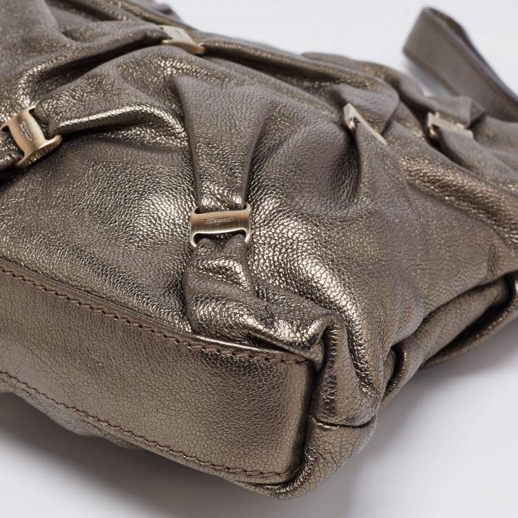 مملوكة مسبقًا Salvatore Ferragamo Metallic Bronze Leather Vara Gathered Clutch