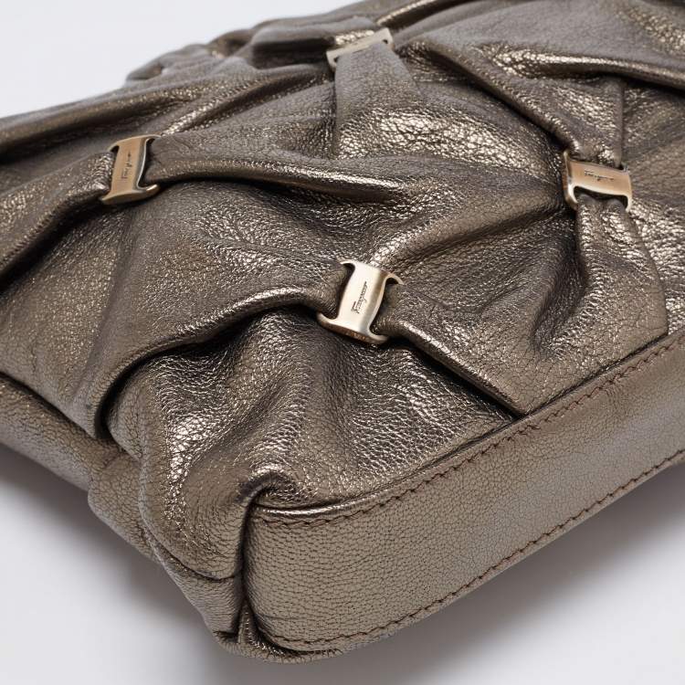 مملوكة مسبقًا Salvatore Ferragamo Metallic Bronze Leather Vara Gathered Clutch
