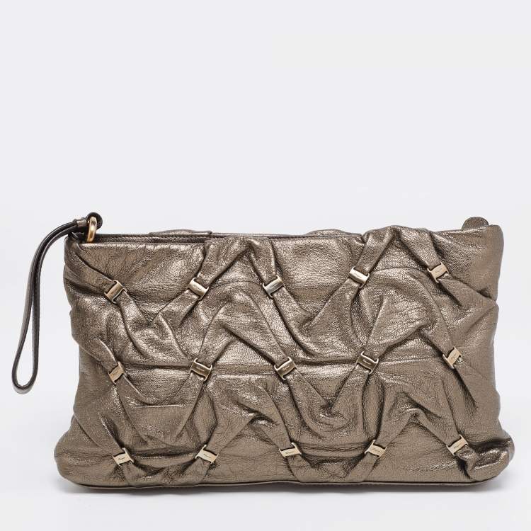 مملوكة مسبقًا Salvatore Ferragamo Metallic Bronze Leather Vara Gathered Clutch