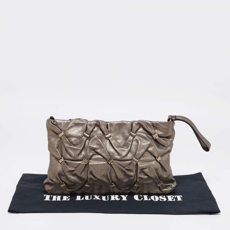 مملوكة مسبقًا Salvatore Ferragamo Metallic Bronze Leather Vara Gathered Clutch