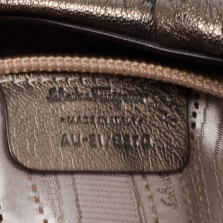 مملوكة مسبقًا Salvatore Ferragamo Metallic Bronze Leather Vara Gathered Clutch