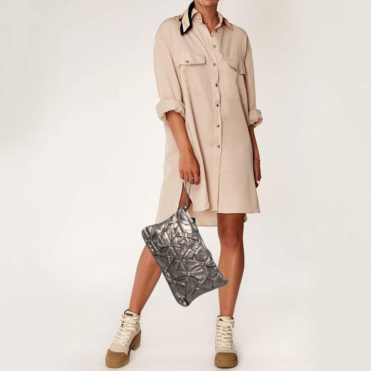 مملوكة مسبقًا Salvatore Ferragamo Metallic Bronze Leather Vara Gathered Clutch