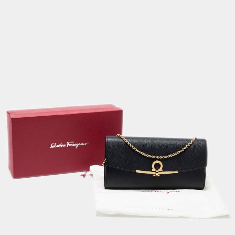 مملوكة مسبقًا Salvatore Ferragamo Black Leather Gancio Clasp Chain Clutch