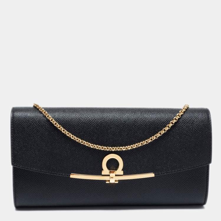 مملوكة مسبقًا Salvatore Ferragamo Black Leather Gancio Clasp Chain Clutch