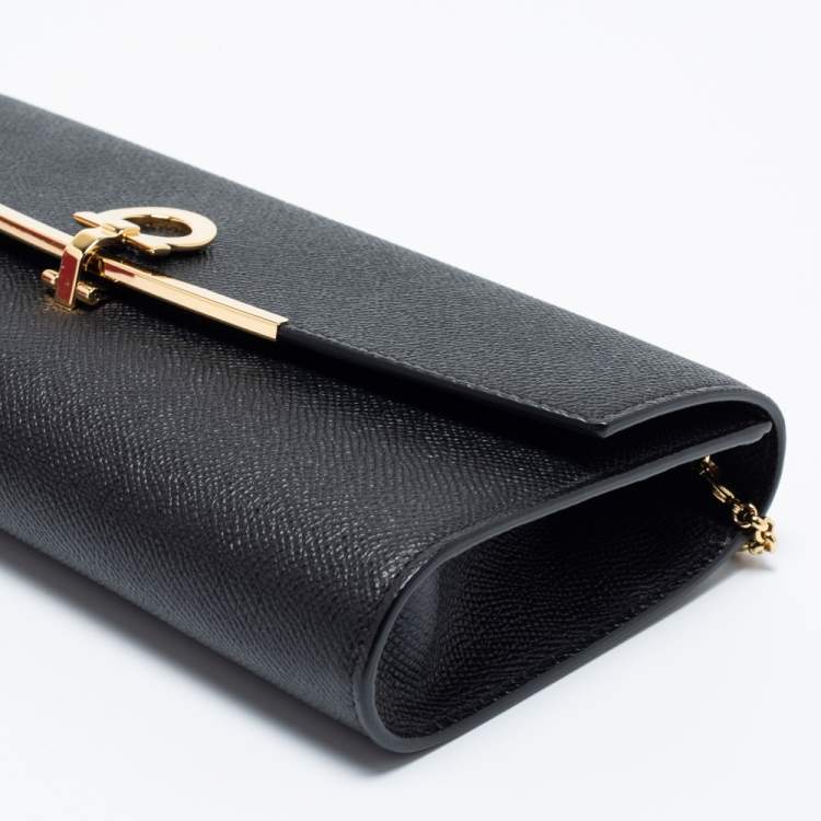 مملوكة مسبقًا Salvatore Ferragamo Black Leather Gancio Clasp Chain Clutch