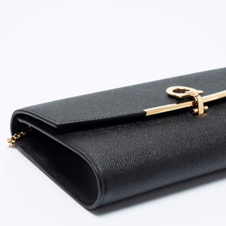مملوكة مسبقًا Salvatore Ferragamo Black Leather Gancio Clasp Chain Clutch