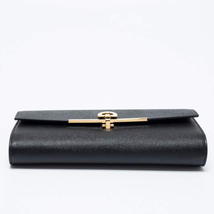 مملوكة مسبقًا Salvatore Ferragamo Black Leather Gancio Clasp Chain Clutch