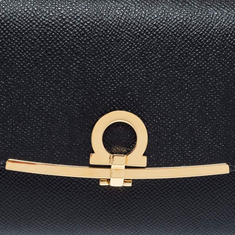 مملوكة مسبقًا Salvatore Ferragamo Black Leather Gancio Clasp Chain Clutch