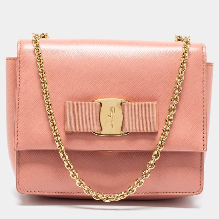 مملوكة مسبقًا Salvatore Ferragamo Peach Leather Vara Bow Crossbody Bag
