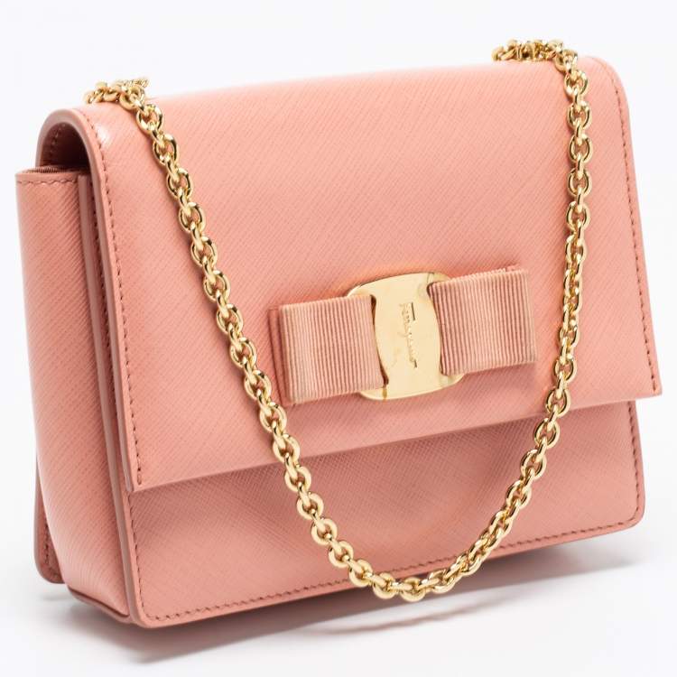 مملوكة مسبقًا Salvatore Ferragamo Peach Leather Vara Bow Crossbody Bag