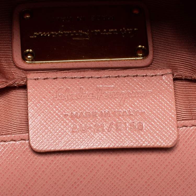 مملوكة مسبقًا Salvatore Ferragamo Peach Leather Vara Bow Crossbody Bag