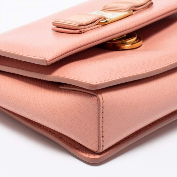 مملوكة مسبقًا Salvatore Ferragamo Peach Leather Vara Bow Crossbody Bag