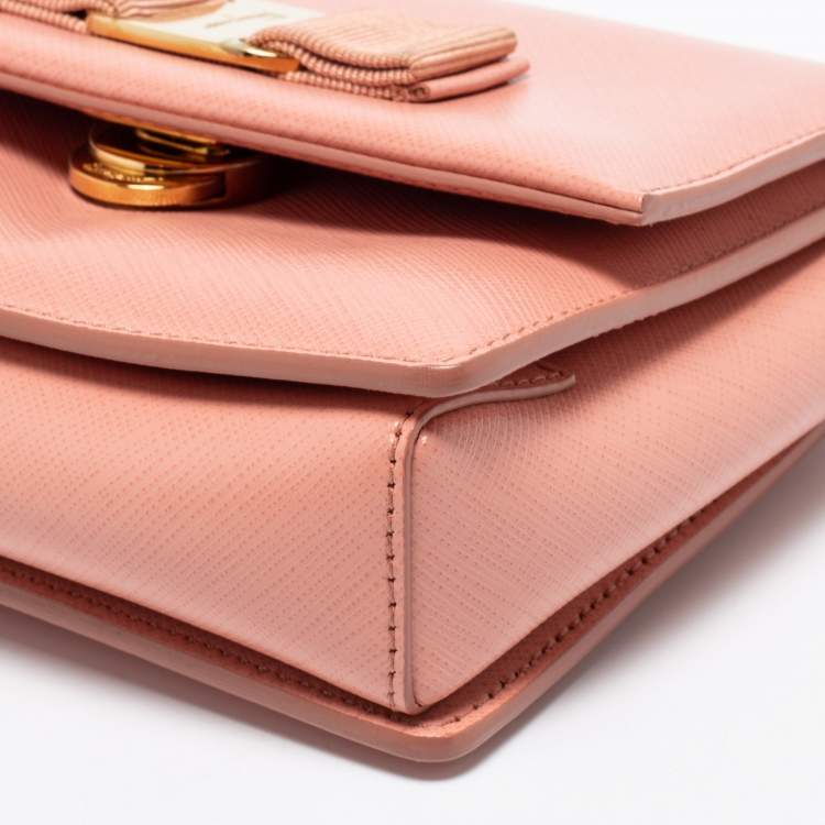 مملوكة مسبقًا Salvatore Ferragamo Peach Leather Vara Bow Crossbody Bag