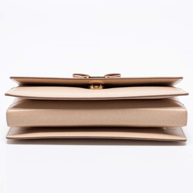 مملوكة مسبقًا Salvatore Ferragamo Beige Leather Medium Ginny Shoulder Bag