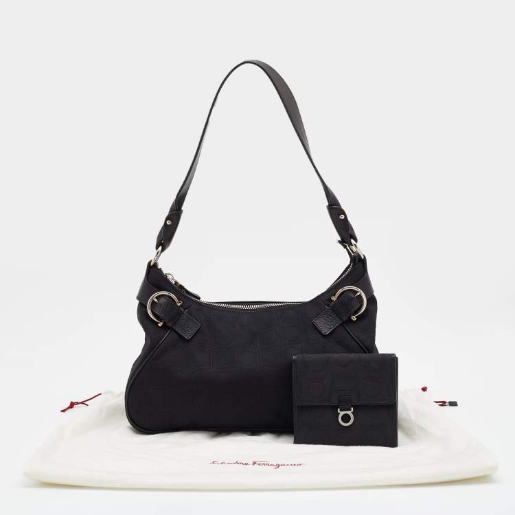 مملوكة مسبقًا Salvatore Ferragamo Black Nylon And Leather Gancini Shoulder Bag