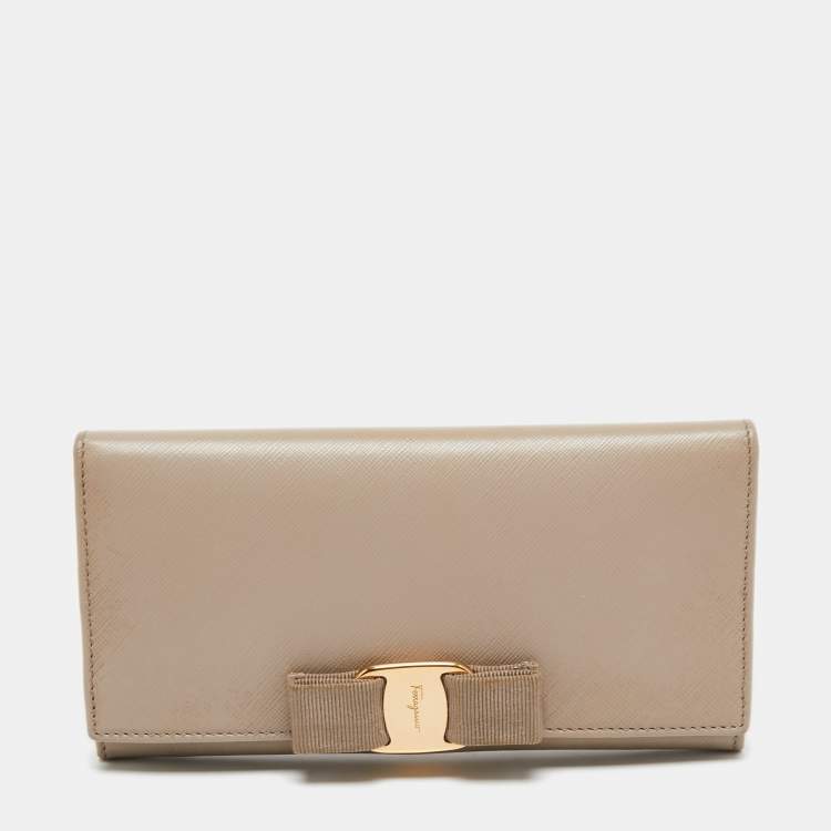 Pre Owned Salvatore Ferragamo Beige Leather Vara Bow Continental Wallet
