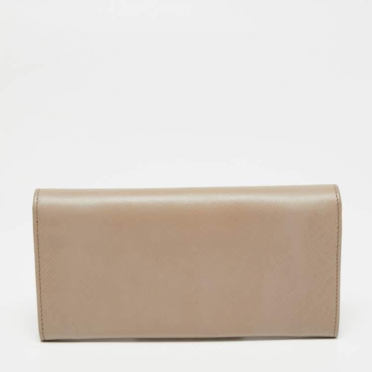 Pre Owned Salvatore Ferragamo Beige Leather Vara Bow Continental Wallet