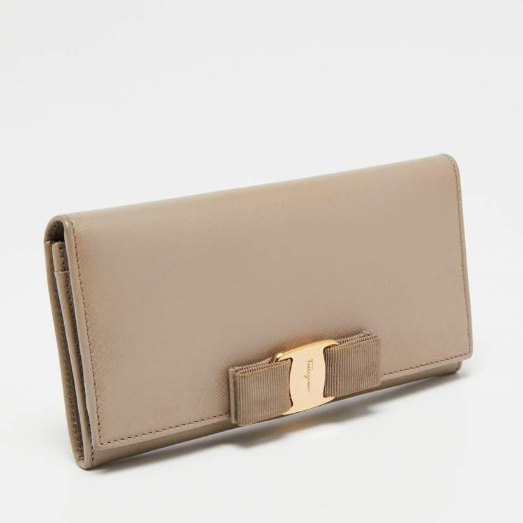 Pre Owned Salvatore Ferragamo Beige Leather Vara Bow Continental Wallet