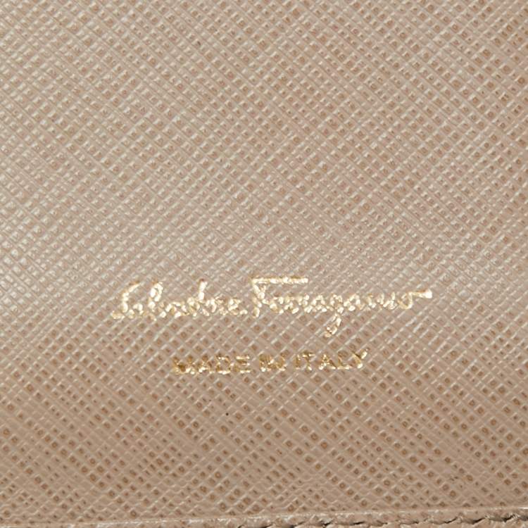 Pre Owned Salvatore Ferragamo Beige Leather Vara Bow Continental Wallet