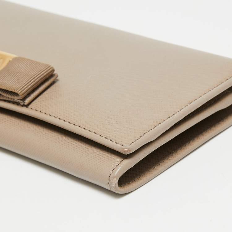 Pre Owned Salvatore Ferragamo Beige Leather Vara Bow Continental Wallet