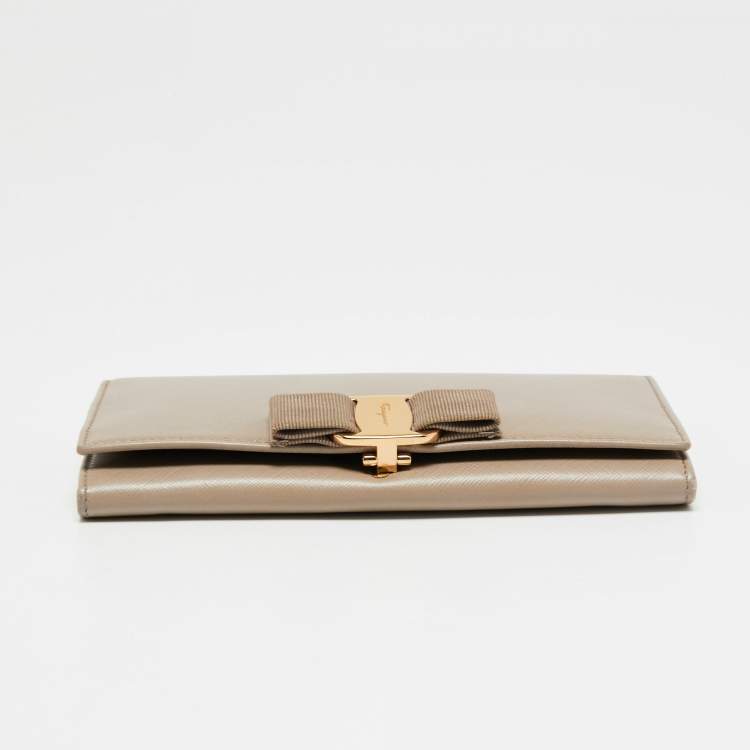 Pre Owned Salvatore Ferragamo Beige Leather Vara Bow Continental Wallet