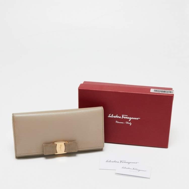 Pre Owned Salvatore Ferragamo Beige Leather Vara Bow Continental Wallet
