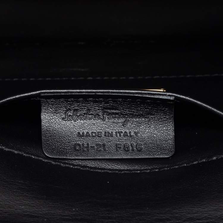 مملوكة مسبقًا Salvatore Ferragamo Black Leather Thalia Chain Clutch