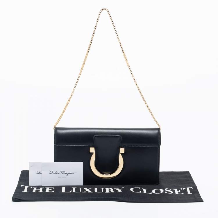 مملوكة مسبقًا Salvatore Ferragamo Black Leather Thalia Chain Clutch