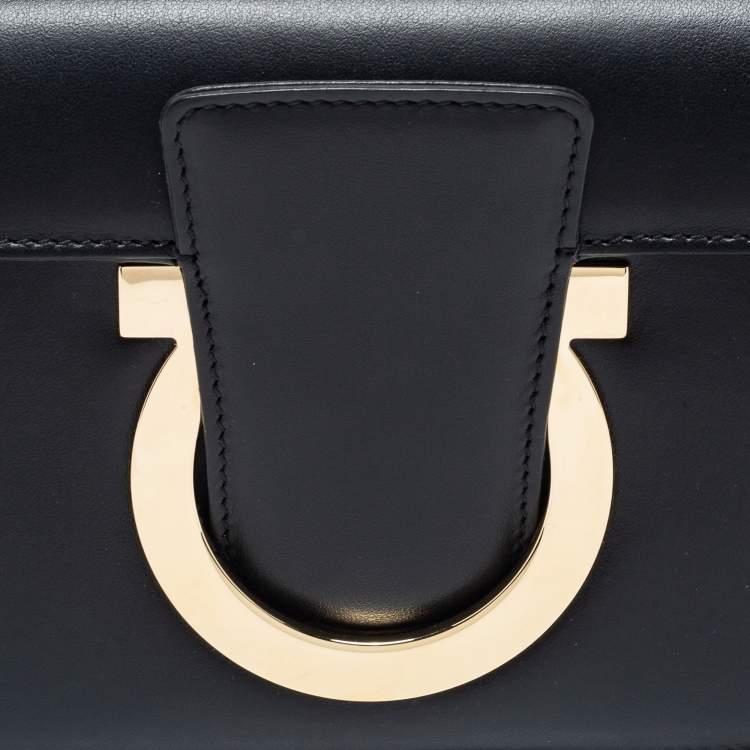 مملوكة مسبقًا Salvatore Ferragamo Black Leather Thalia Chain Clutch